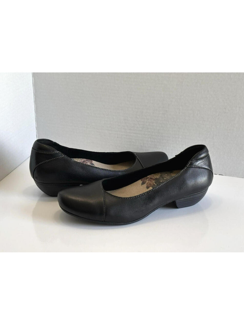Taos Debut Women's Size US 8.5 Black Leather Slip-On Comfort Low Heel Shoes
